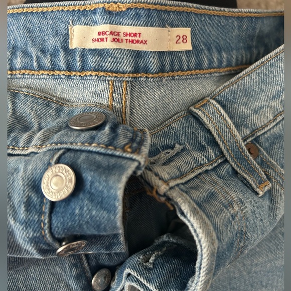 28 LEVI’S Ribcage Shorts - Picture 4 of 7